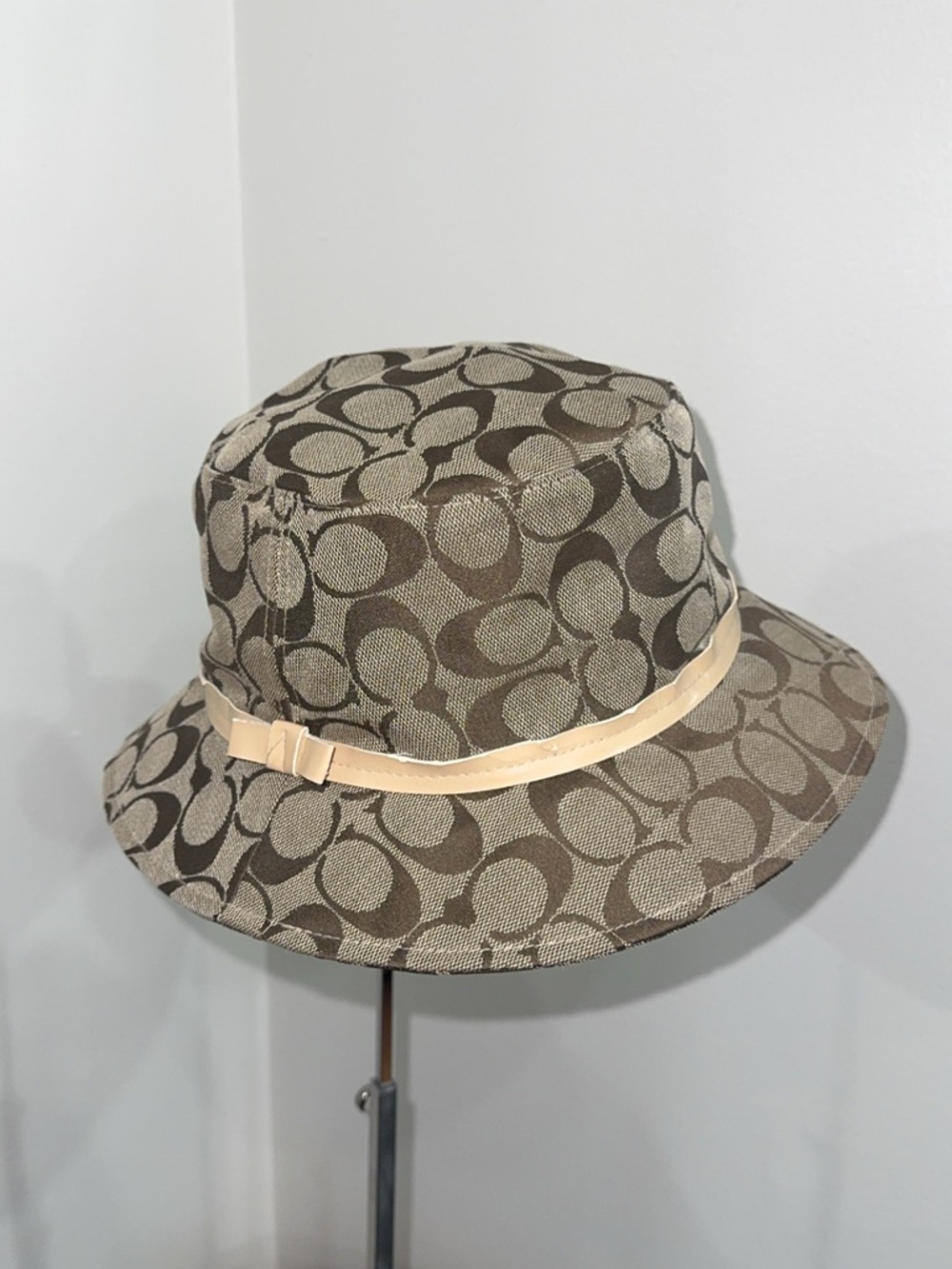 Coach Women’s Monogram Signature Bow Bucket Hat in Brown Beige Trim AUTHENTIC - Picture 2 of 10